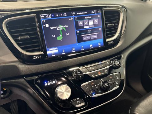 Used 2025 Chrysler Pacifica Select FWD image 18
