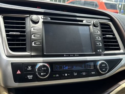 Used 2019 Toyota Highlander XLE AWD/4WD image 28