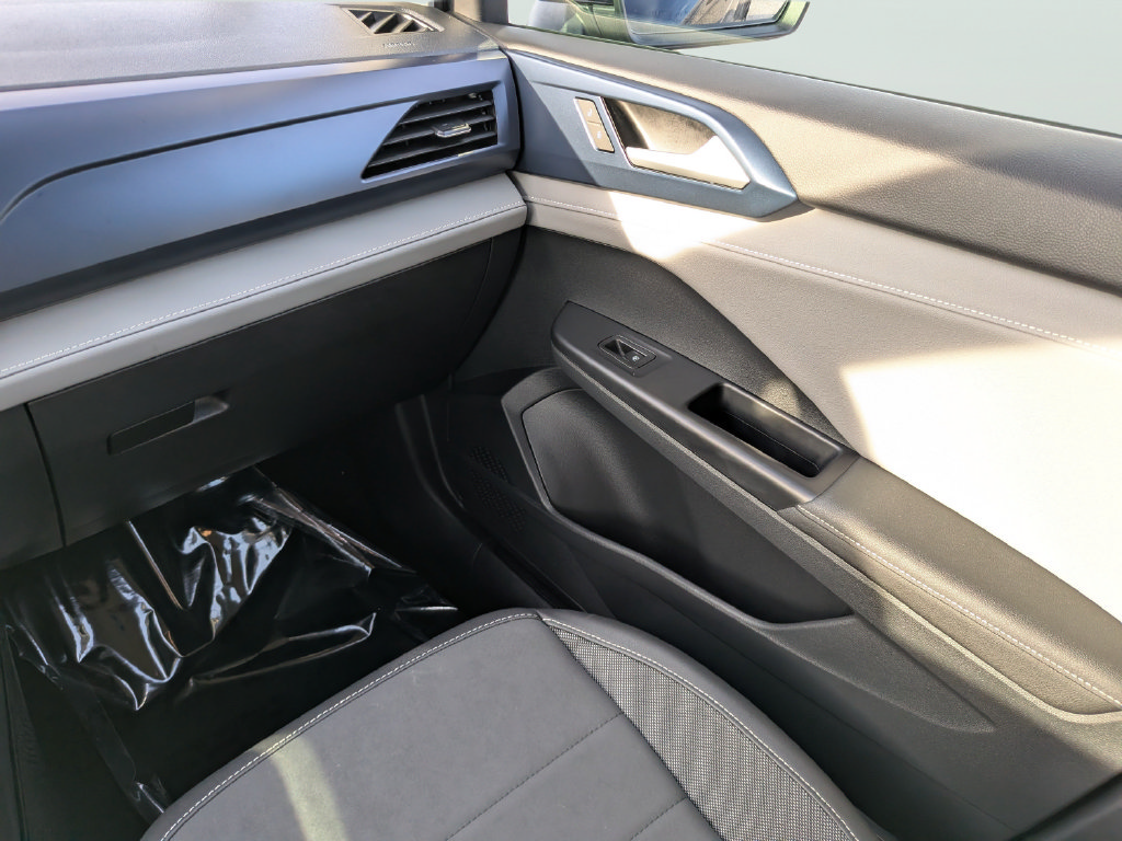 Certified 2024 Volkswagen Taos SE FWD image 15