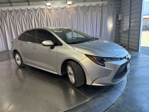 Used 2020 Toyota Corolla LE image 2