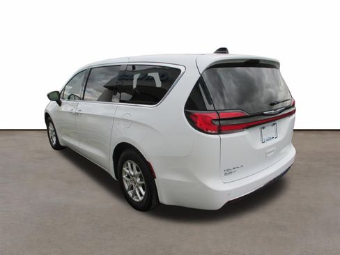Used 2024 Chrysler Pacifica Touring-L FWD image 5