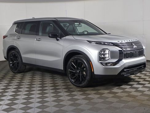 Used 2023 Mitsubishi Outlander SE image 2