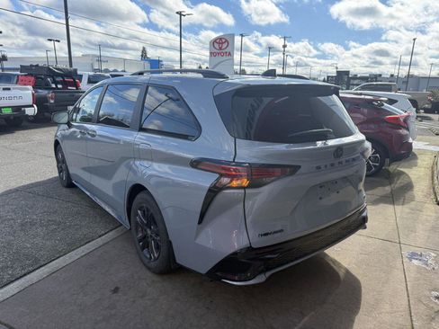 Used 2025 Toyota Sienna XSE w/ XSE Plus Package image 5