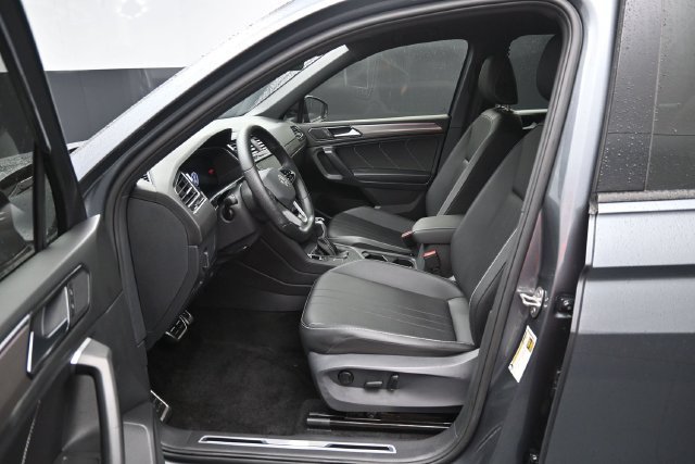 Used 2023 Volkswagen Tiguan SE R-Line FWD image 9