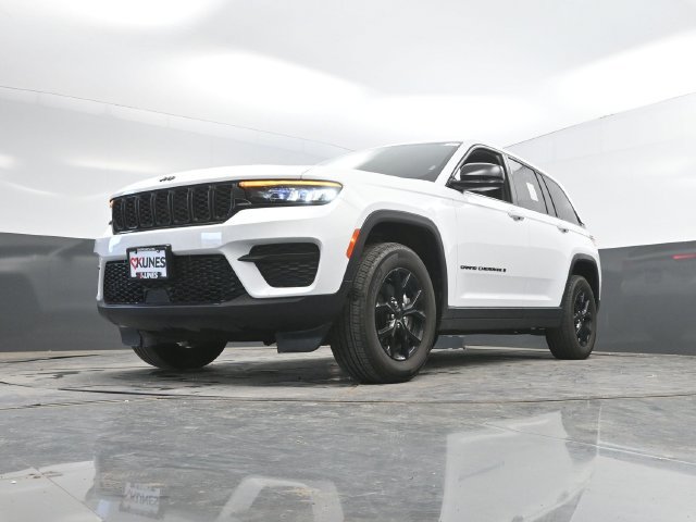 Used 2025 Jeep Grand Cherokee Altitude AWD/4WD image 48