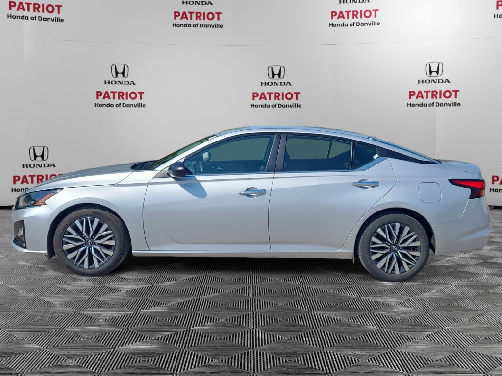 Used 2024 Nissan Altima 2.5 SV FWD image 2