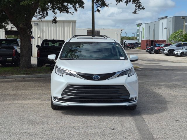 Used 2024 Toyota Sienna Limited FWD image 2