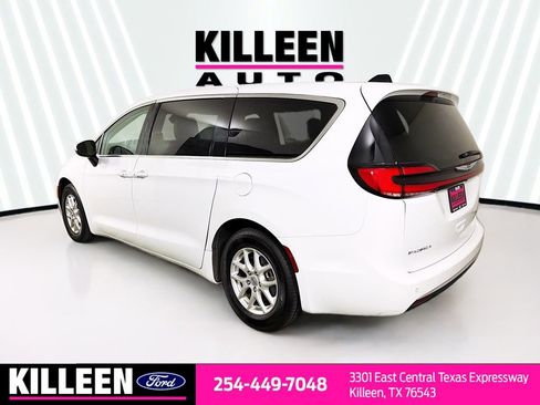 Used 2023 Chrysler Pacifica Touring-L image 6