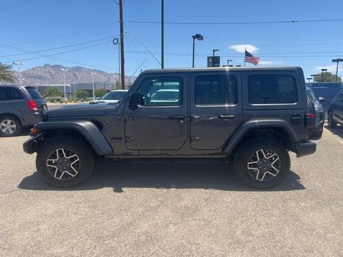Used 2025 Jeep Wrangler Unlimited Sahara AWD/4WD image 7