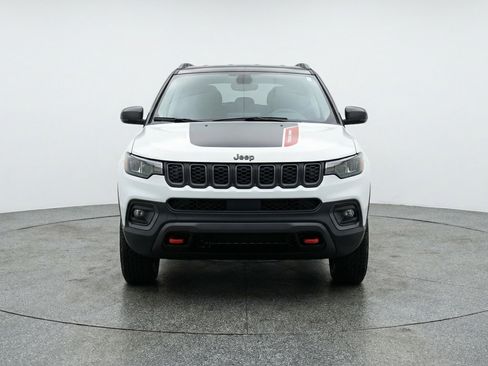 Used 2025 Jeep Compass Trailhawk AWD/4WD image 2