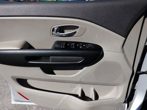 Used 2018 Kia Sedona L image 44