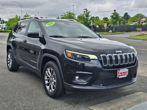 Used 2019 Jeep Cherokee Latitude Plus AWD/4WD image 3