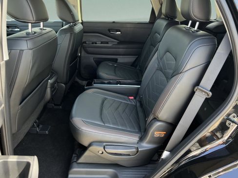 Used 2024 Nissan Pathfinder Platinum image 32