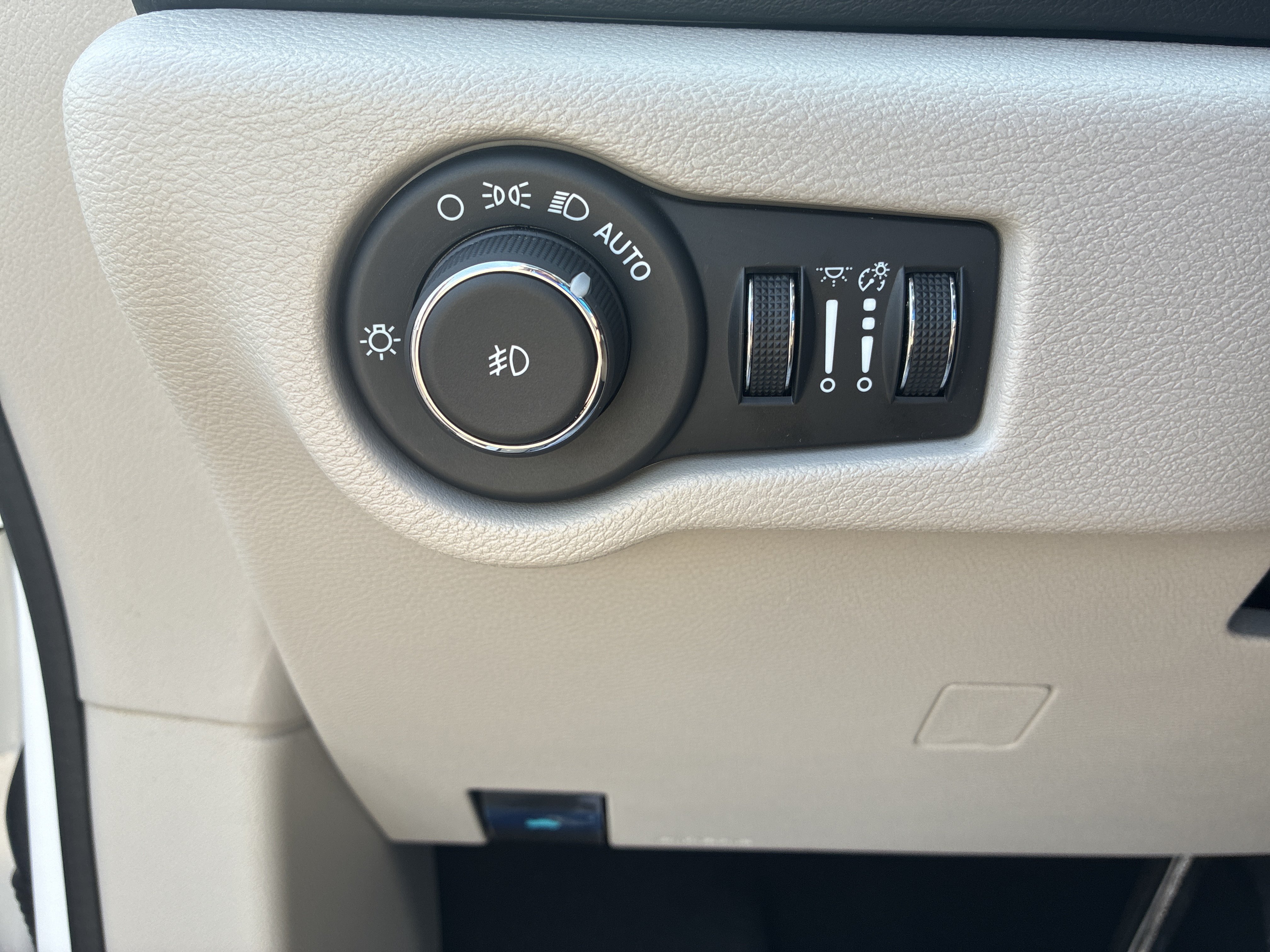 Used 2024 Chrysler Pacifica Touring-L FWD image 19