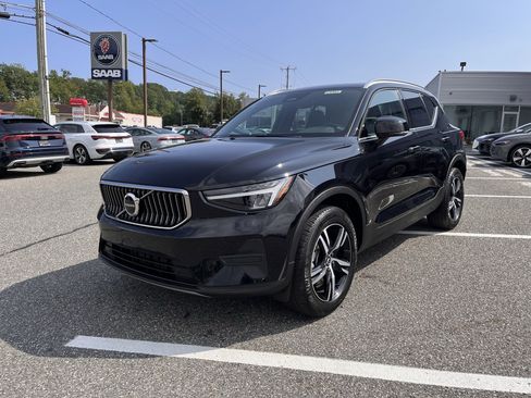 Certified 2025 Volvo XC40 B5 Core image 3