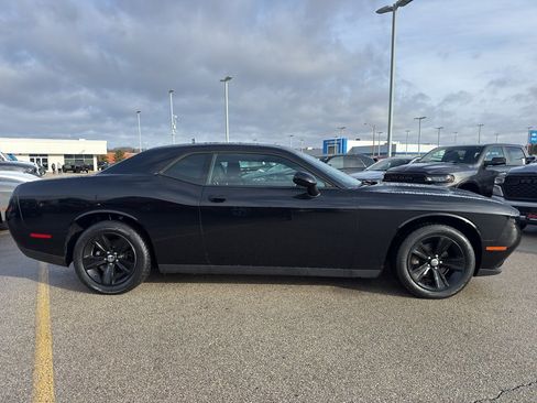Used 2016 Dodge Challenger SXT image 4