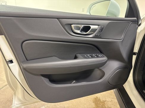 Used 2024 Volvo V60 B5 Cross Country Plus image 17