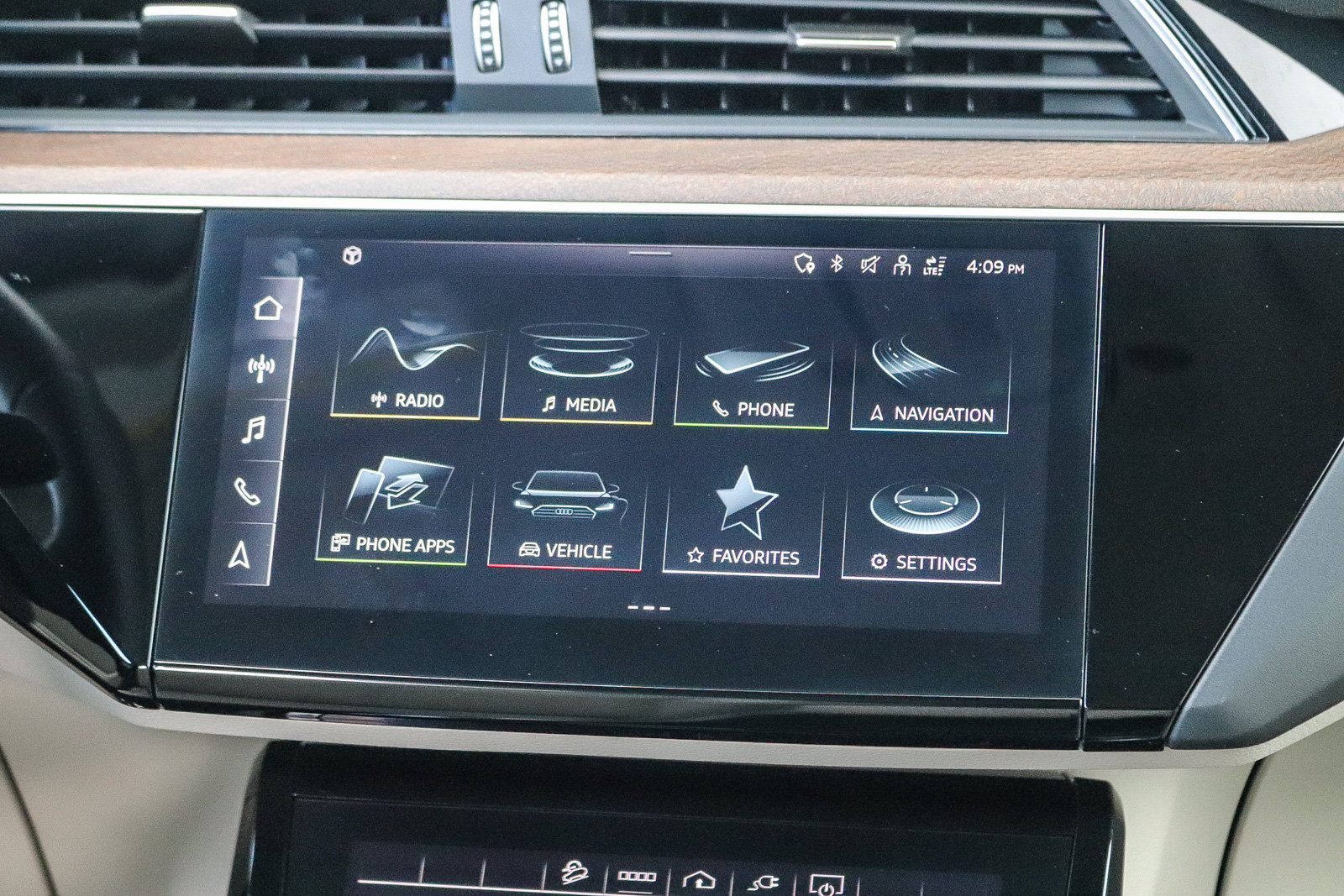 Used 2024 Audi Q8 e-tron Premium Plus AWD/4WD image 16
