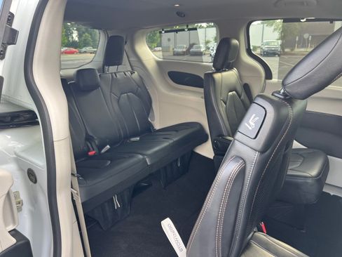 Used 2018 Chrysler Pacifica Touring-L FWD image 33