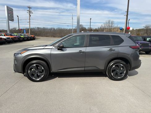 Used 2025 Nissan Rogue SV image 2