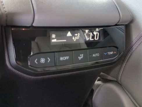 Used 2023 Toyota Highlander Limited FWD image 38