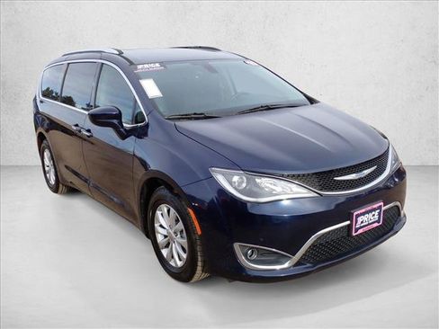 Used 2019 Chrysler Pacifica Touring-L image 6