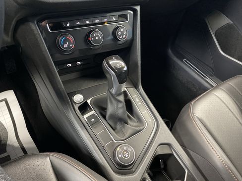 Used 2024 Volkswagen Tiguan SE image 15