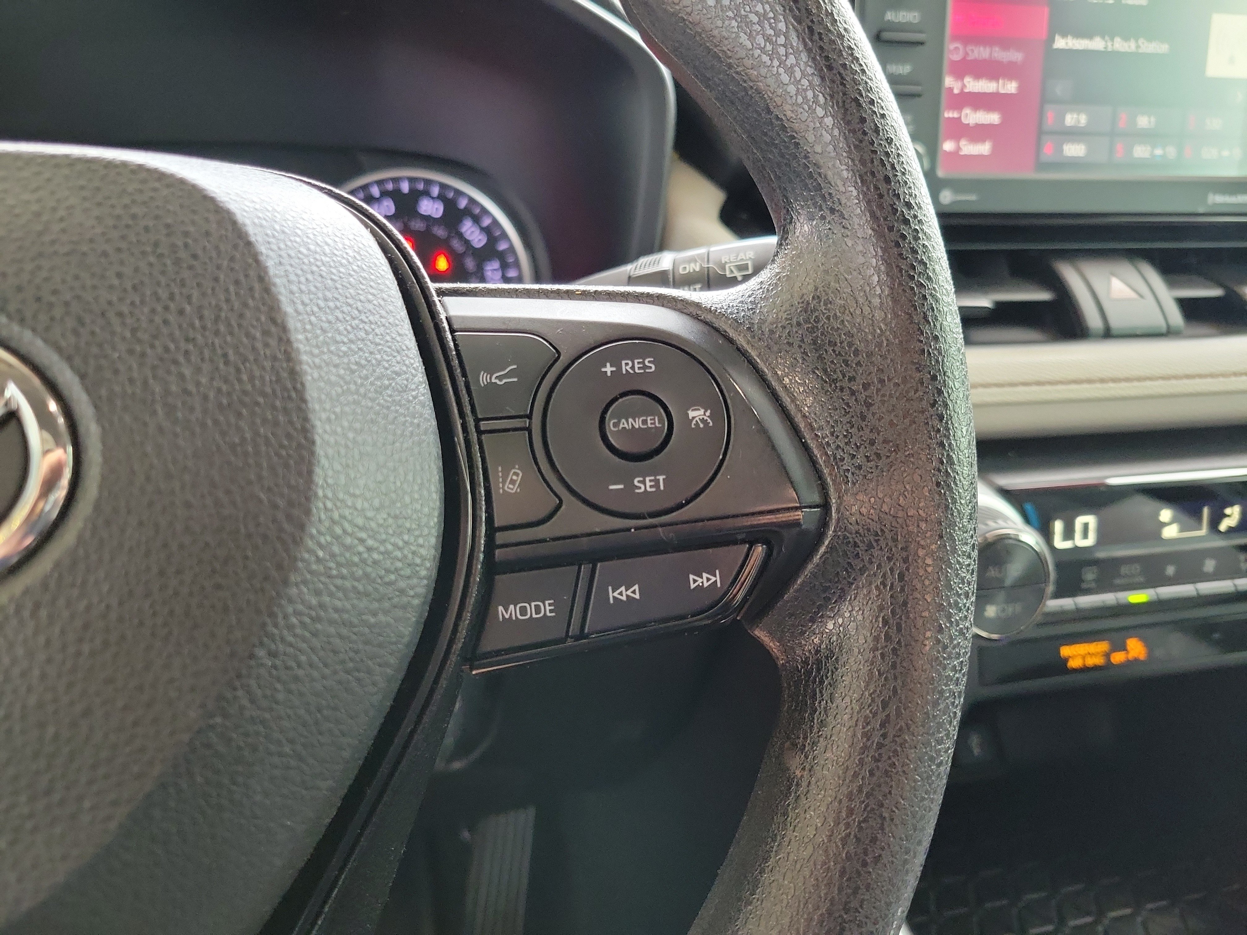 Used 2022 Toyota RAV4 XLE w/ Convenience Package FWD image 18