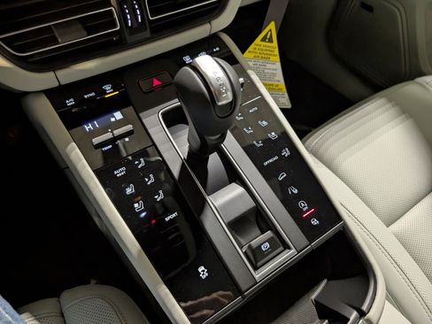 New 2026 Porsche Macan image 40