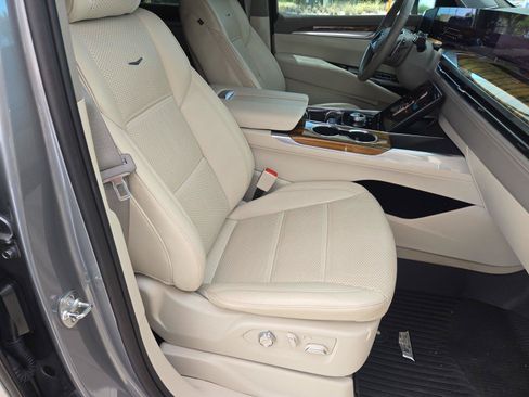 Used 2025 Cadillac Escalade ESV Sport Platinum w/ LPO, ONYX Package AWD/4WD image 28