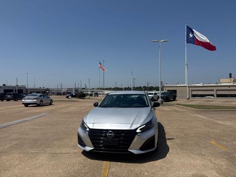 Certified 2025 Nissan Altima 2.5 SV FWD image 6