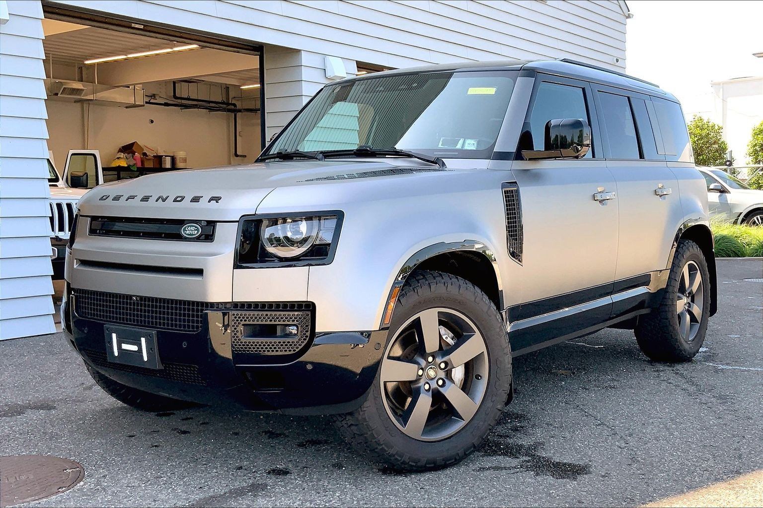 Used 2025 Land Rover Defender 110 X-Dynamic SE AWD/4WD image 1