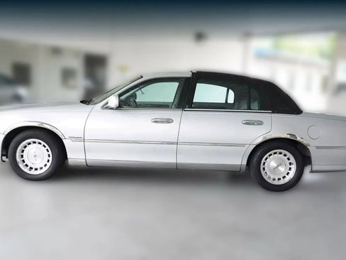Used 1998 Lincoln Town Car Executive image 8