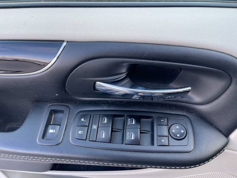 Used 2019 Dodge Grand Caravan SXT image 13