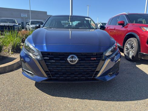 Used 2023 Nissan Altima 2.5 SR w/ SR Premium Package FWD image 2