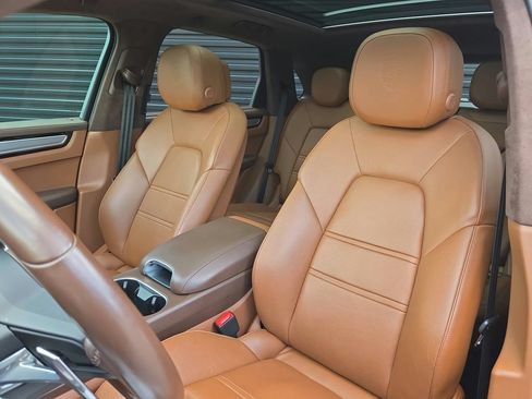 Certified 2023 Porsche Cayenne Turbo AWD/4WD image 5