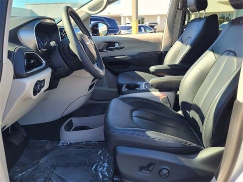 Certified 2024 Chrysler Pacifica Touring-L image 10