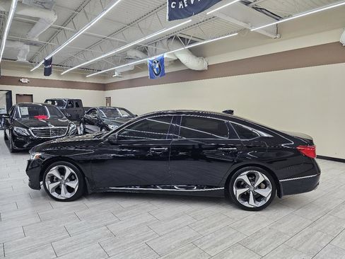 Used 2018 Honda Accord Touring image 9