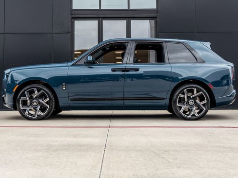 New 2026 Rolls-Royce Cullinan Black Badge image 3