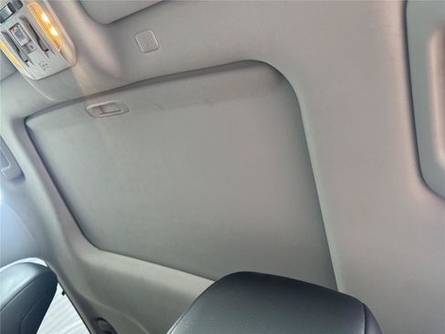 Used 2020 Toyota Highlander XLE FWD image 31