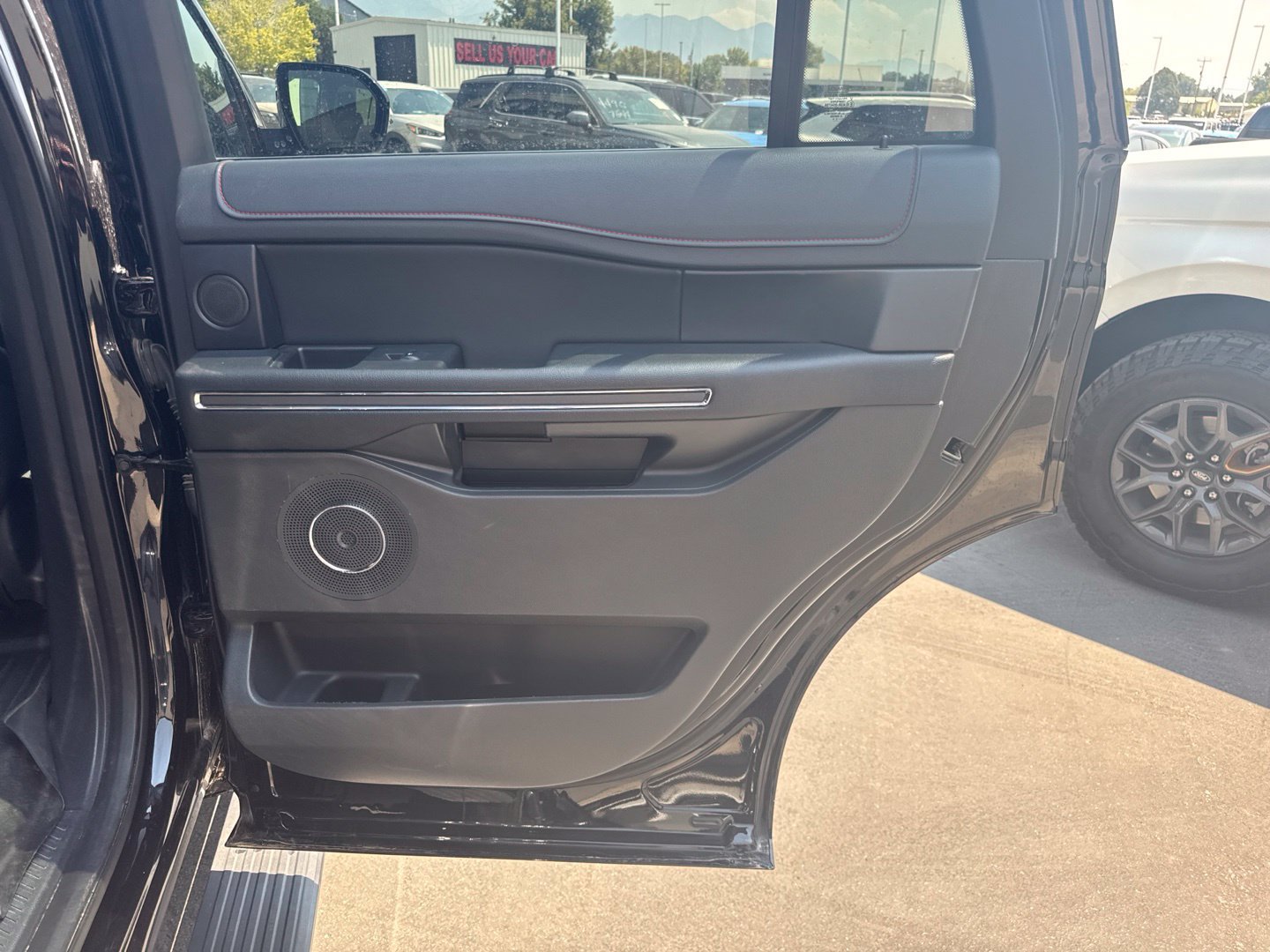 Used 2024 Ford Expedition Limited AWD/4WD image 14