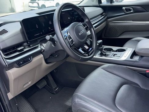 Used 2025 Kia Carnival FWD image 4