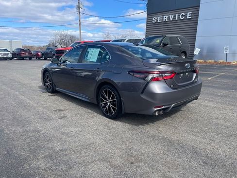 Used 2022 Toyota Camry SE FWD image 3