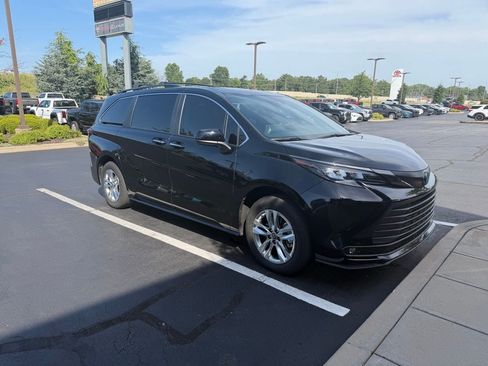 Used 2023 Toyota Sienna XLE Woodland Edition AWD/4WD image 2