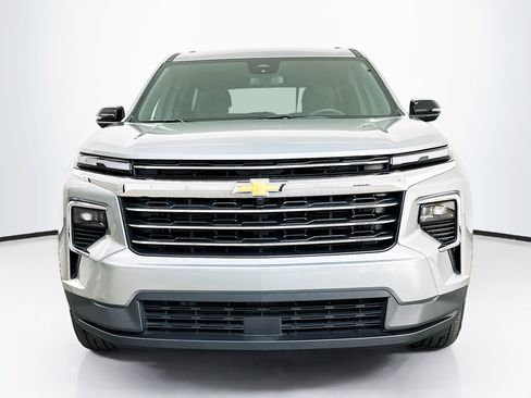 Used 2025 Chevrolet Traverse LT image 2