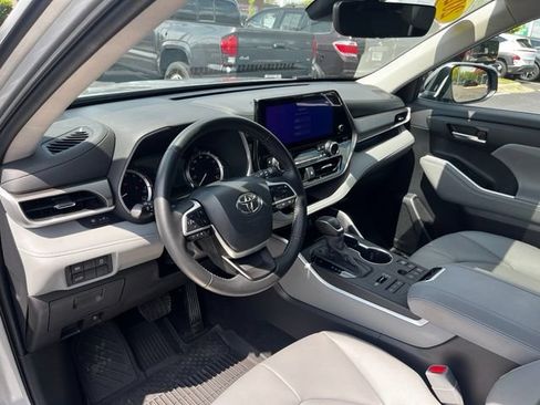 Certified 2024 Toyota Highlander XLE AWD/4WD image 10
