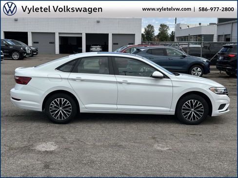 Used 2020 Volkswagen Jetta SE w/ SE Cold Weather Package image 2