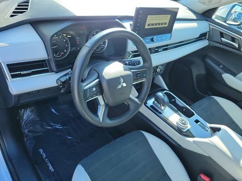 Used 2025 Mitsubishi Outlander SE image 22