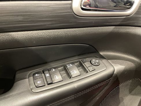 Used 2020 Jeep Grand Cherokee Laredo image 16