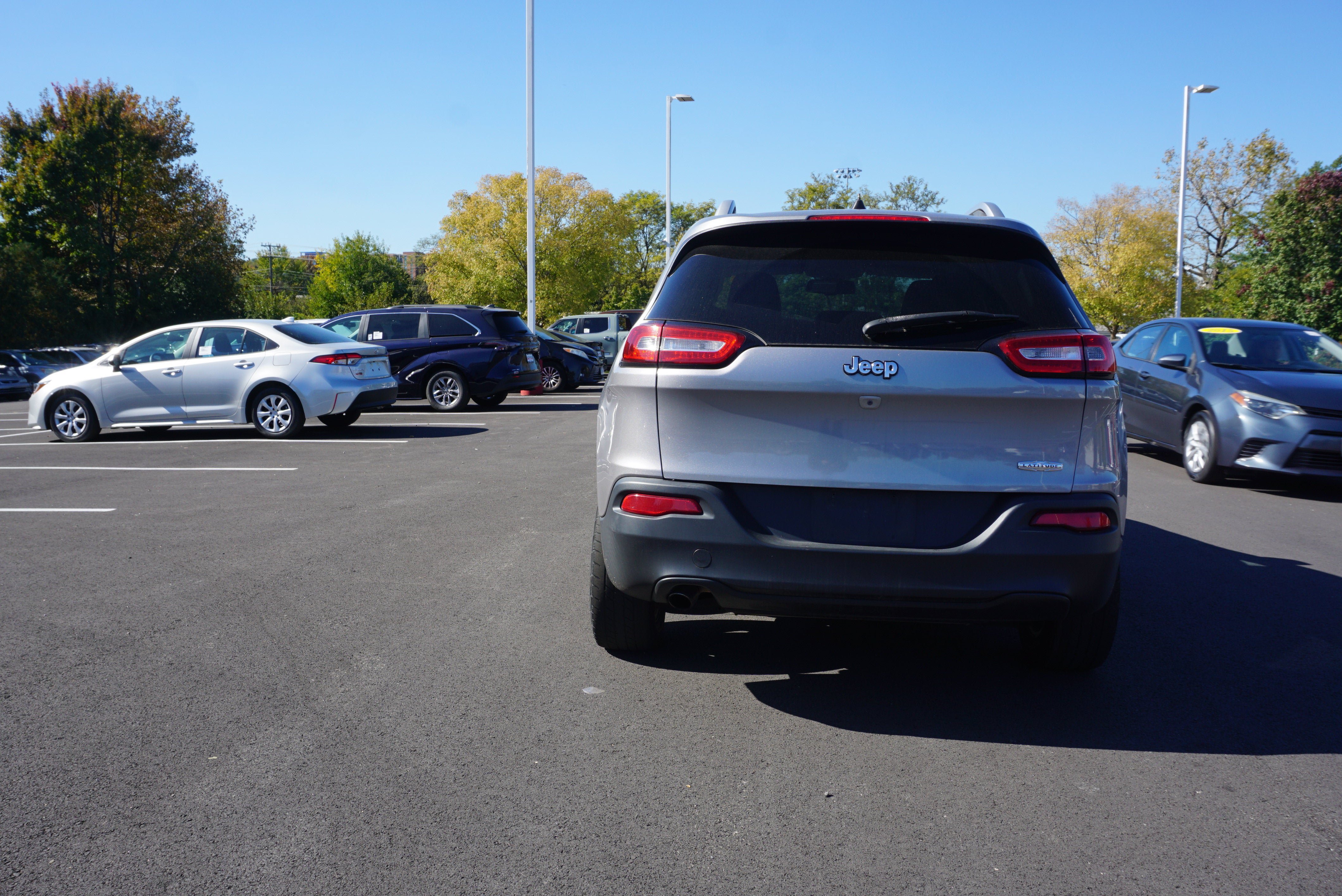 Used 2017 Jeep Cherokee Latitude w/ Comfort/Convenience Group AWD/4WD image 4